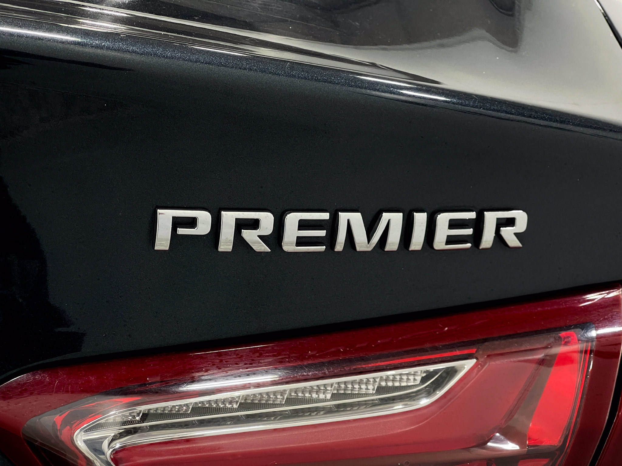 Used 2020 Chevrolet Malibu Premier FWD image 38
