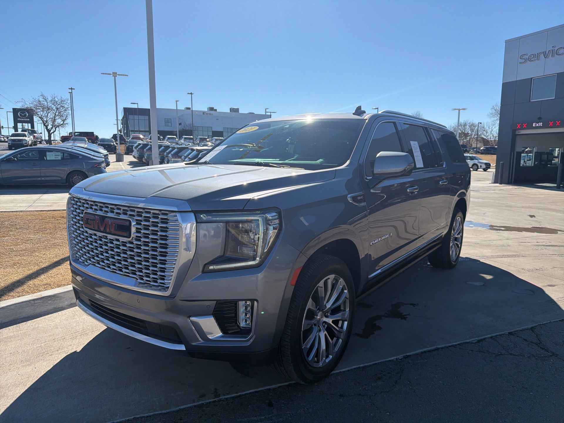 Used 2021 GMC Yukon XL Denali w/ Denali Premium Package image 1
