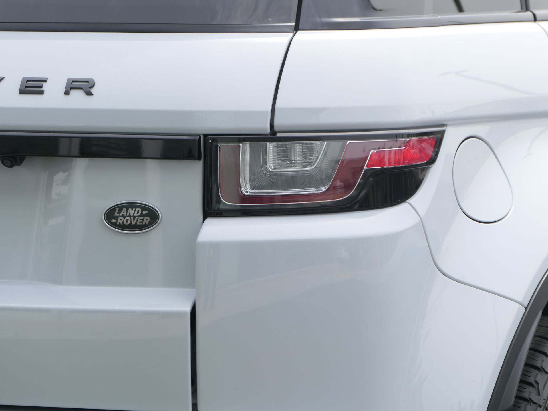 Used 2018 Land Rover Range Rover Evoque Landmark Edition image 4