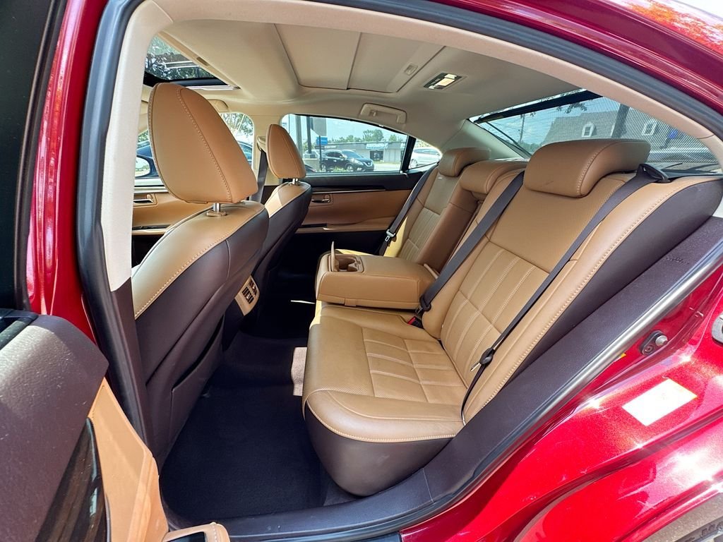 Used 2017 Lexus ES 350 w/ Ultra Luxury Package FWD image 30