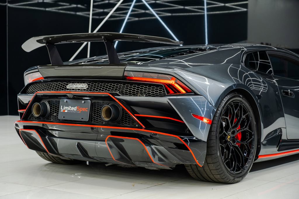 Used 2021 Lamborghini Huracan EVO image 17