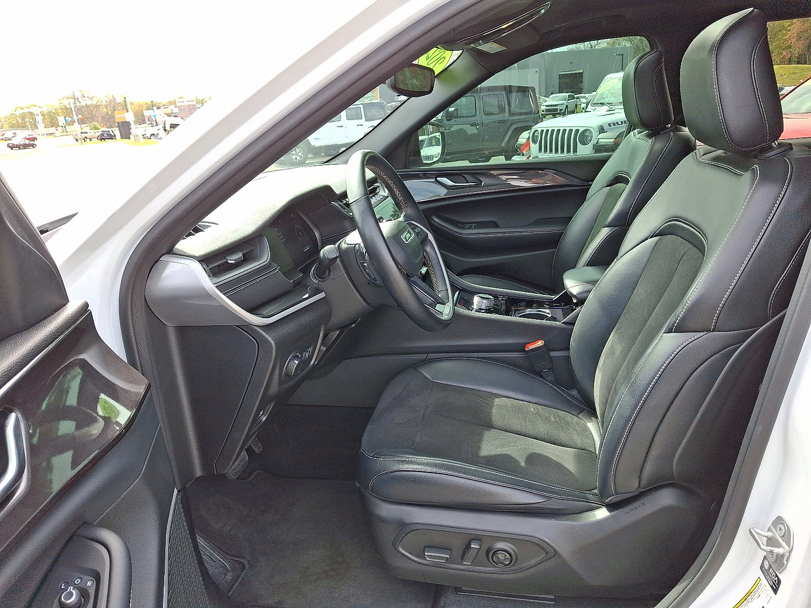 Used 2022 Jeep Grand Cherokee L Laredo image 14