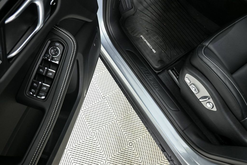 Certified 2025 Porsche Macan image 8