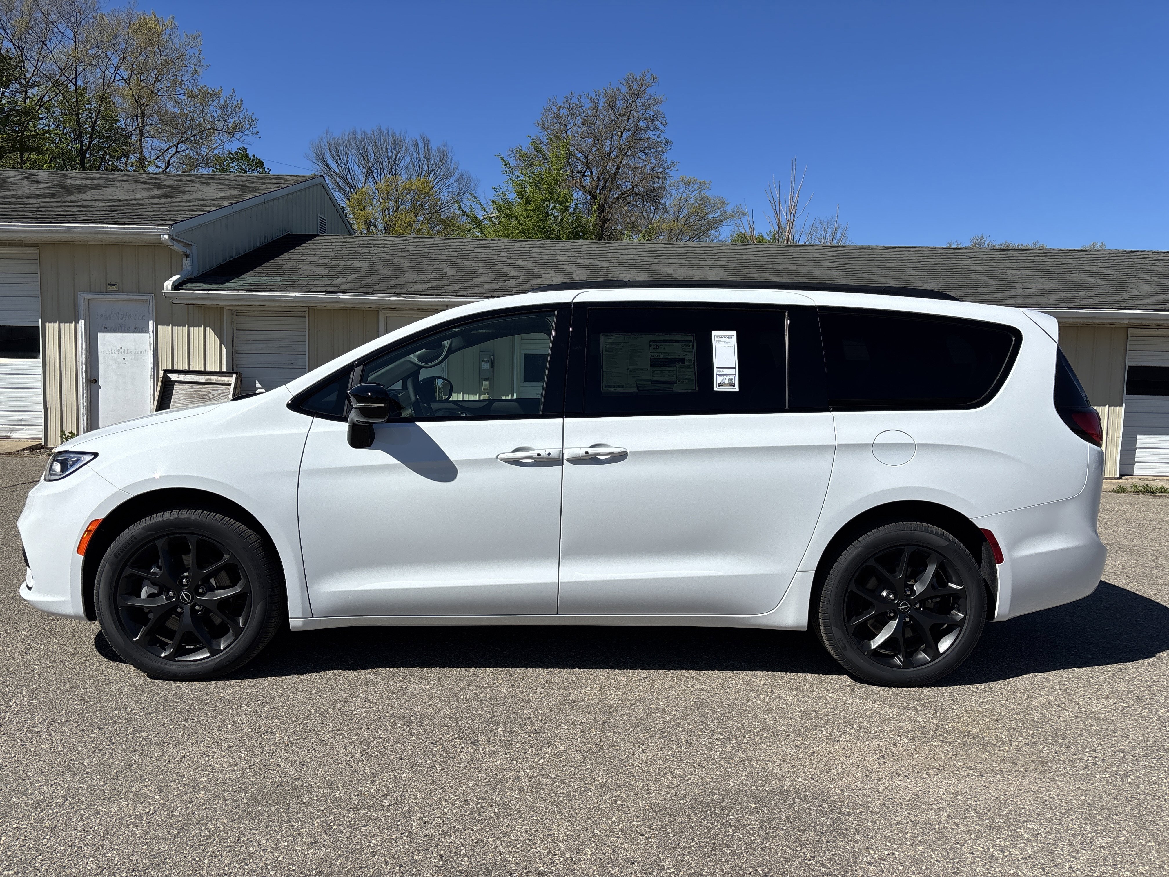 New 2026 Chrysler Pacifica Limited w/ Uconnect Theater Family Group AWD/4WD image 12