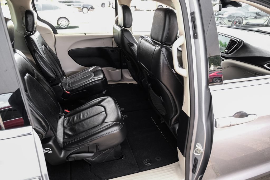 Used 2021 Chrysler Pacifica Touring-L FWD image 39