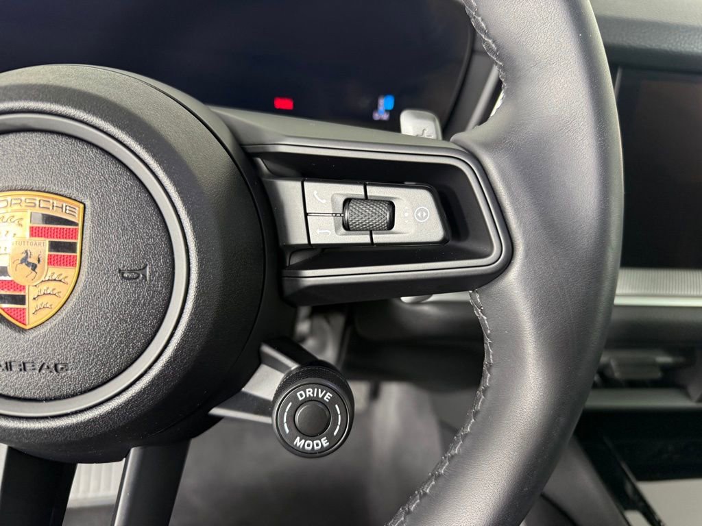 Certified 2025 Porsche Cayenne Coupe image 30