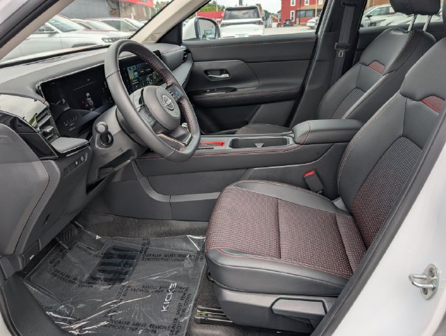 Used 2025 Nissan Kicks SR w/ Illumination Package FWD image 16