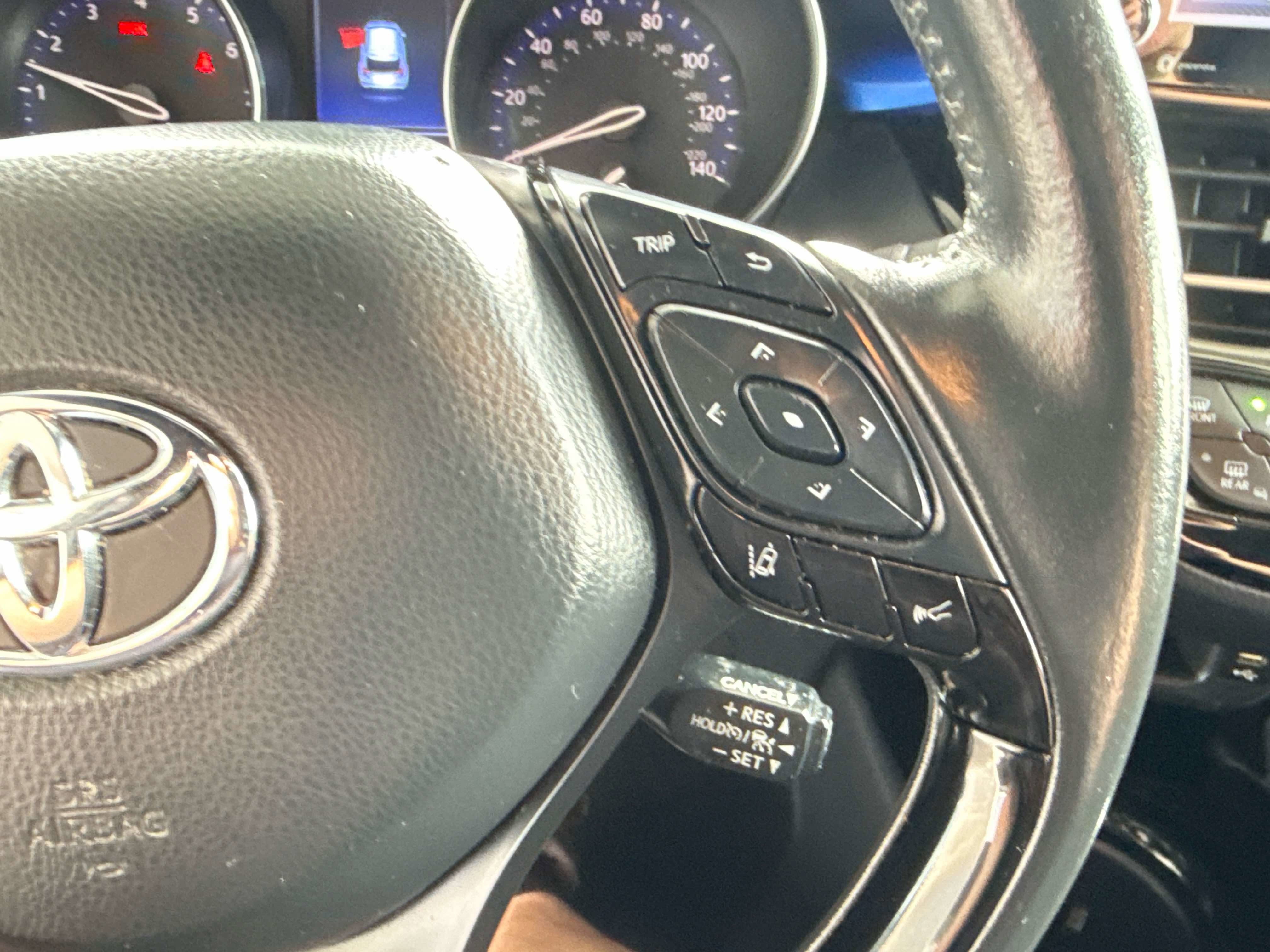 Used 2022 Toyota C-HR XLE FWD image 25