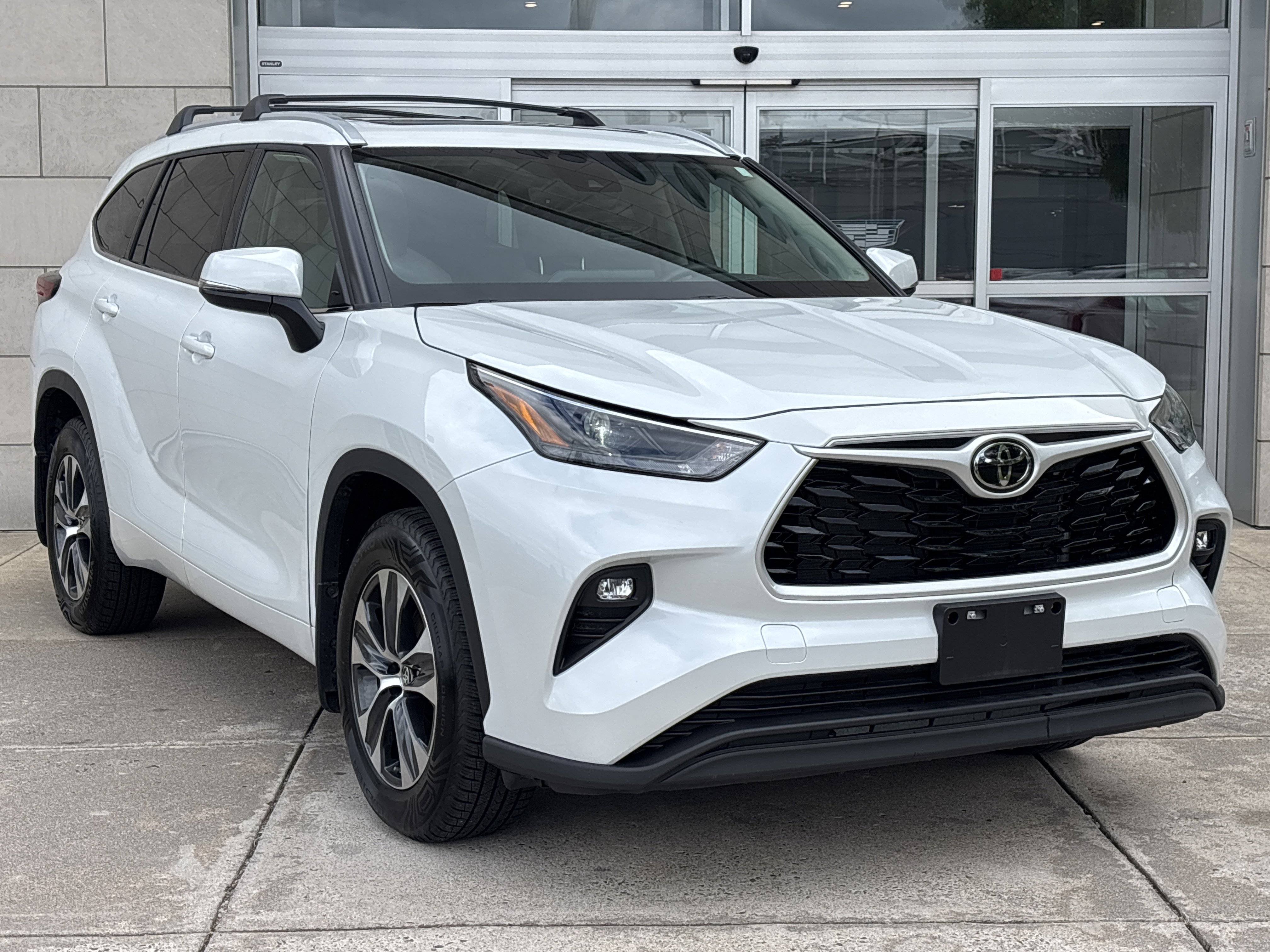Used 2022 Toyota Highlander XLE AWD/4WD image 2