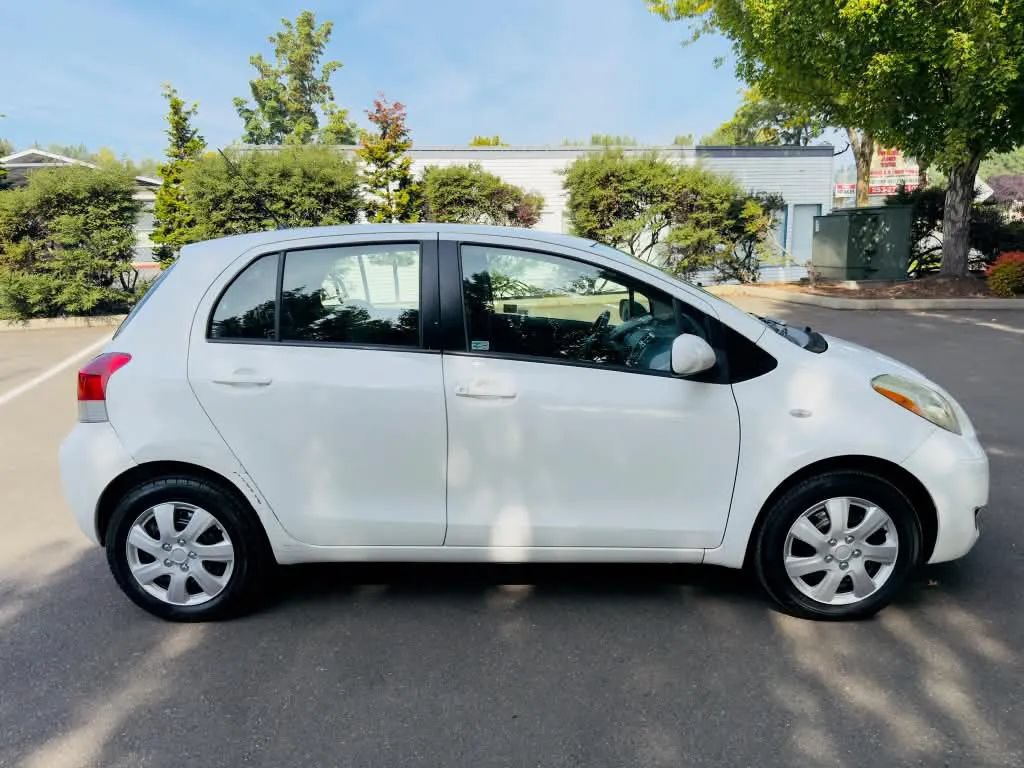 Used 2010 Toyota Yaris 4-Door Hatchback FWD image 6