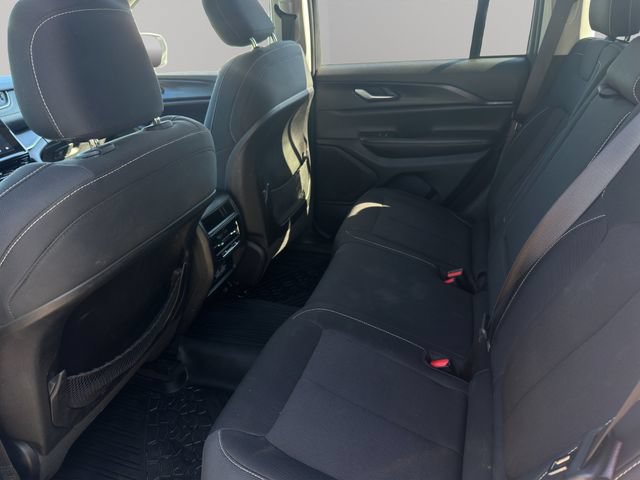 Used 2023 Jeep Grand Cherokee Laredo AWD/4WD image 16