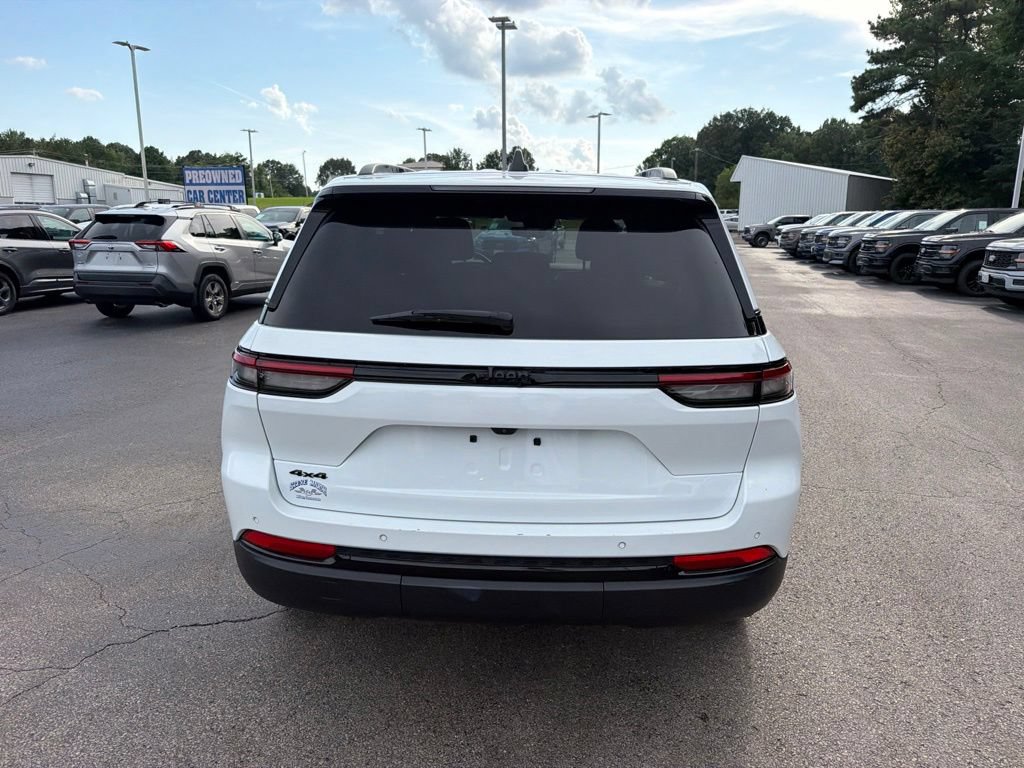 Used 2025 Jeep Grand Cherokee Altitude AWD/4WD image 4