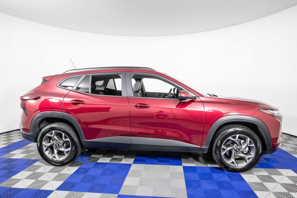 Used 2025 Chevrolet Trax LT w/ LT Convenience Package image 4