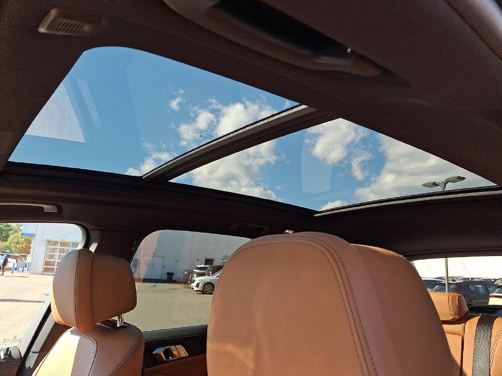 Used 2022 BMW X5 xDrive40i w/ Premium Package AWD/4WD image 14