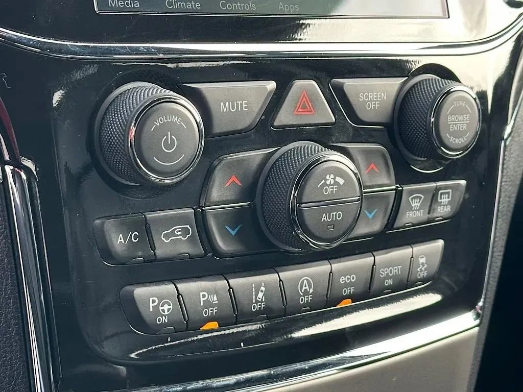 Used 2022 Jeep Grand Cherokee Limited w/ Technology Group image 34