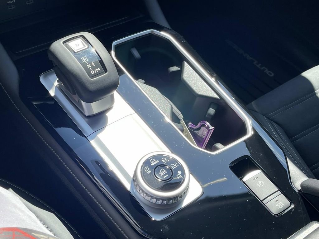 New 2025 Mitsubishi Outlander SE image 29