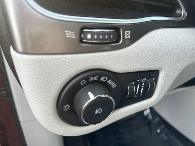 Used 2020 Jeep Cherokee Latitude Plus w/ Cold Weather Group AWD/4WD image 23