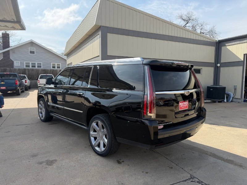 Used 2017 Cadillac Escalade ESV Premium Luxury AWD/4WD image 35