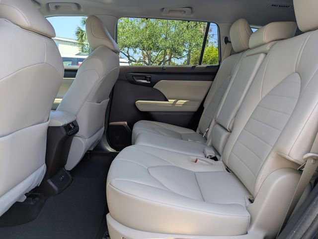 Used 2020 Toyota Highlander XLE image 16