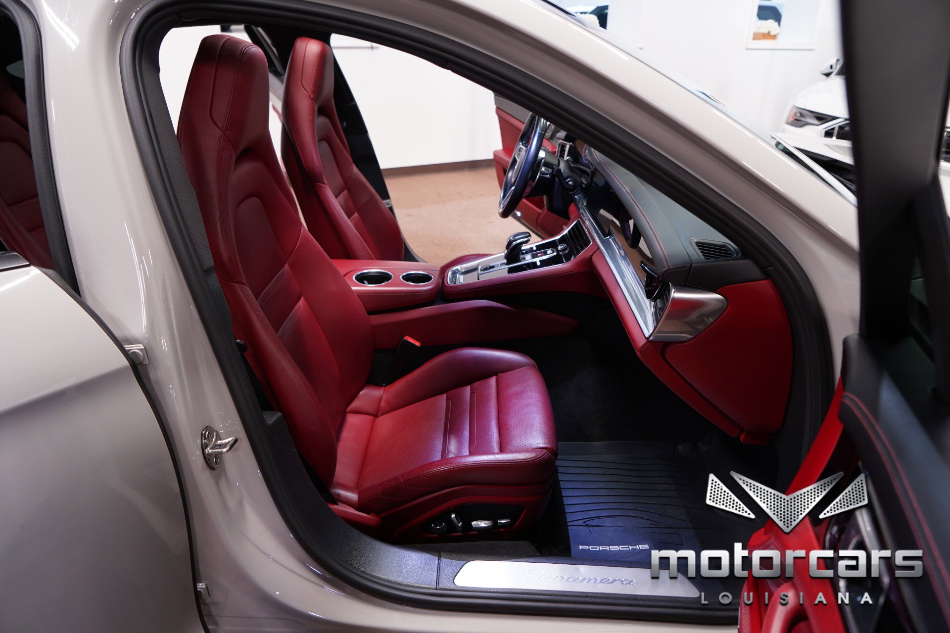 Used 2020 Porsche Panamera w/ Premium Package image 29