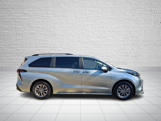 Certified 2025 Toyota Sienna XLE FWD image 7