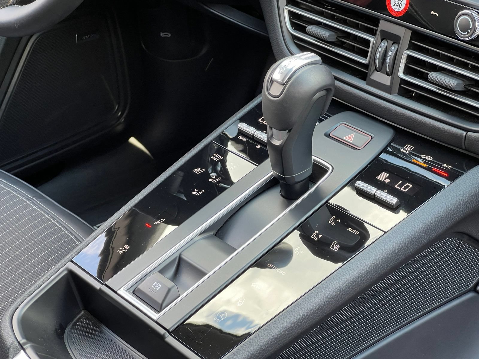Certified 2026 Porsche Macan Turbo AWD/4WD image 42