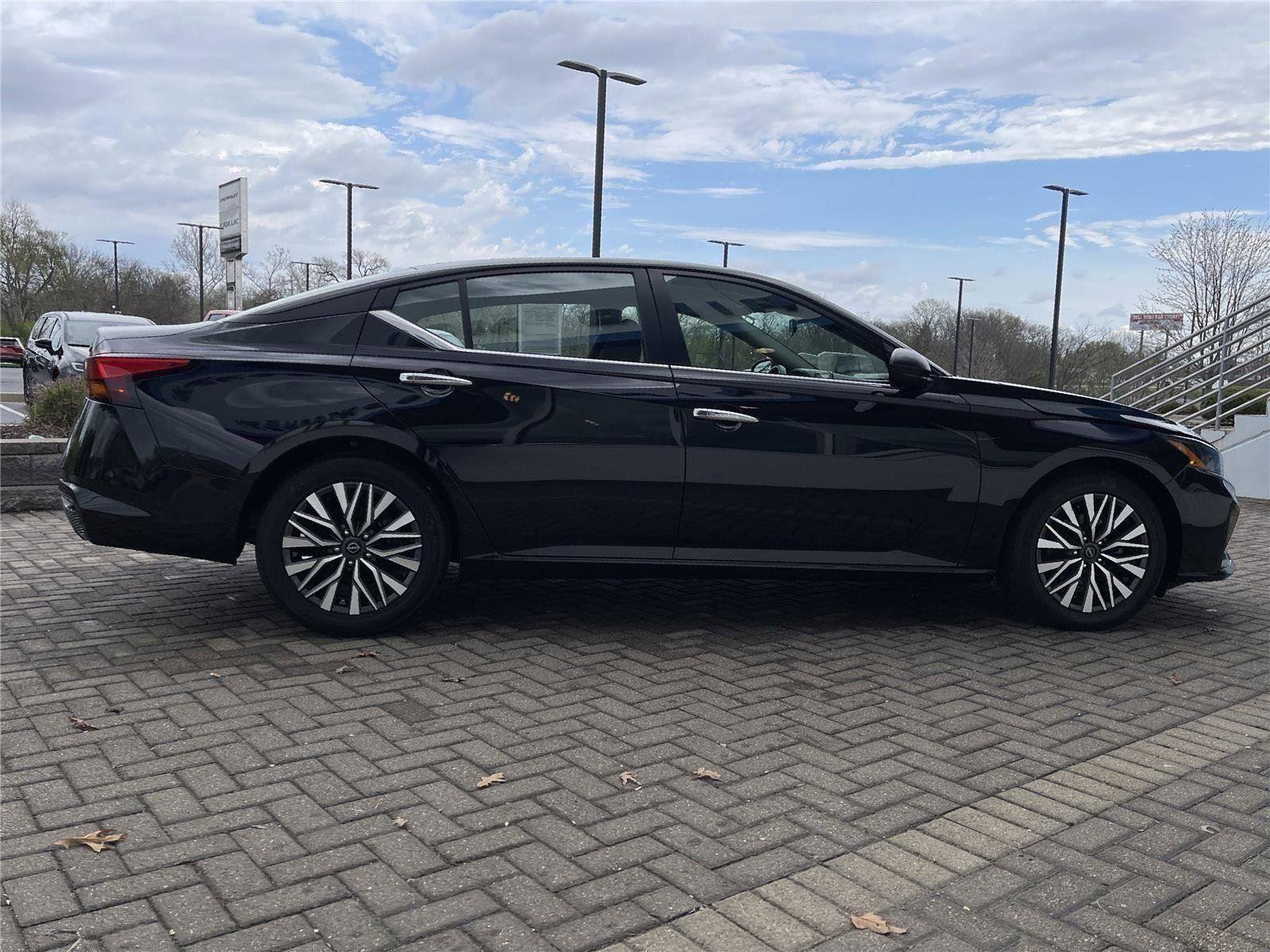 Used 2024 Nissan Altima 2.5 SV FWD image 6