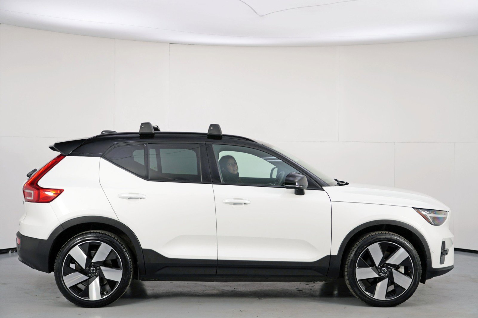 Used 2024 Volvo XC40 Recharge Plus w/ Protection Package Premier image 52
