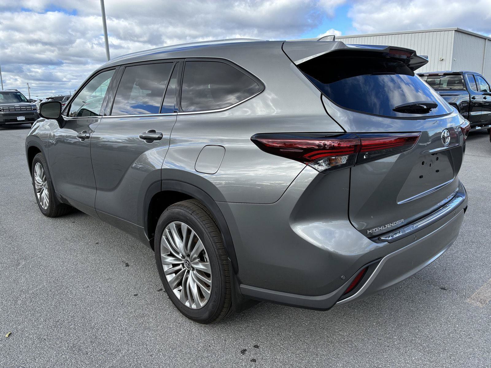Used 2026 Toyota Highlander Limited AWD/4WD image 6