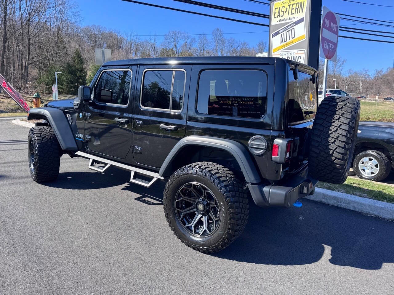 Used 2024 Jeep Wrangler Unlimited image 3