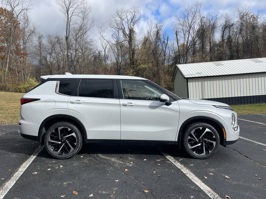 Used 2024 Mitsubishi Outlander SE video 2