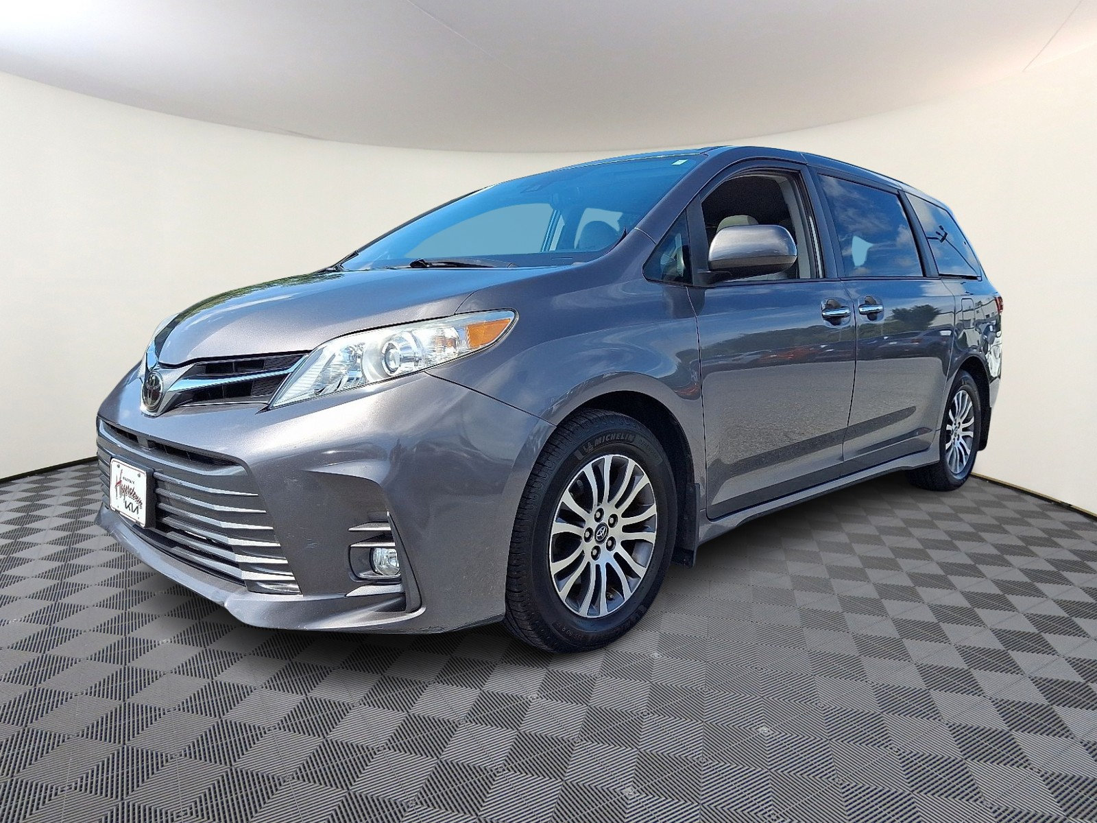 Used 2018 Toyota Sienna XLE w/ XLE Navigation Package FWD image 3