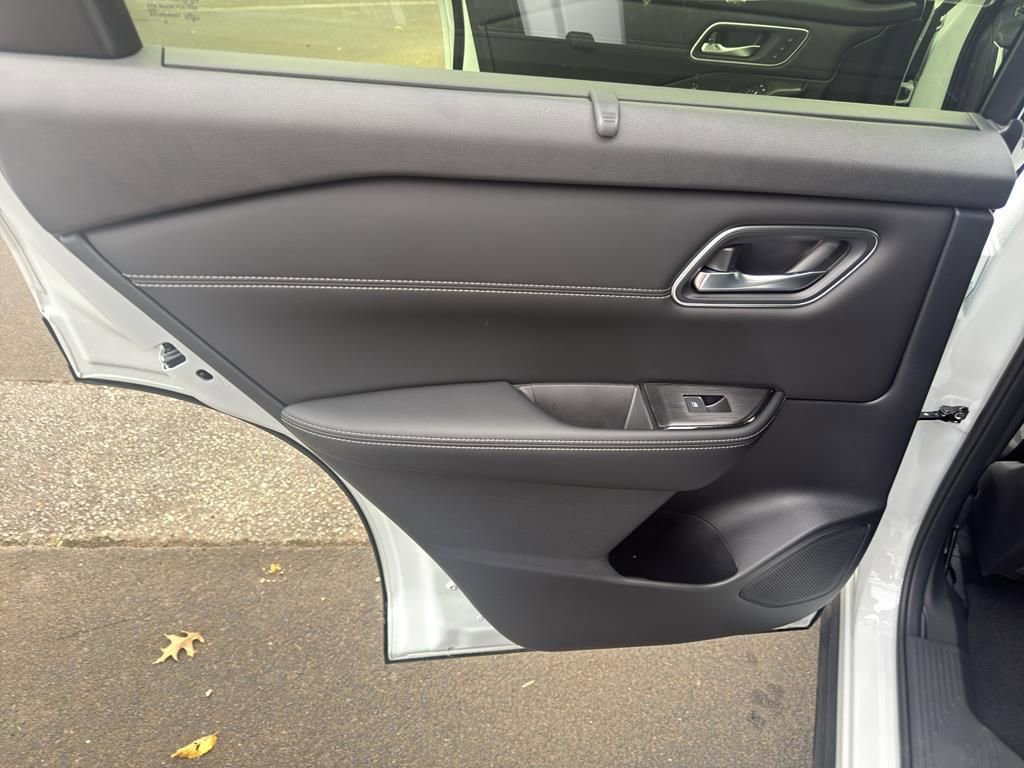 New 2026 Nissan Rogue Platinum image 32