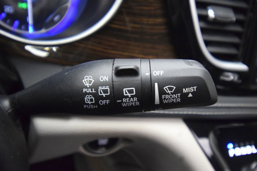 Used 2023 Chrysler Pacifica Limited FWD image 36