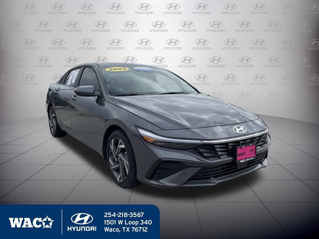 Used 2025 Hyundai Elantra SEL image 3