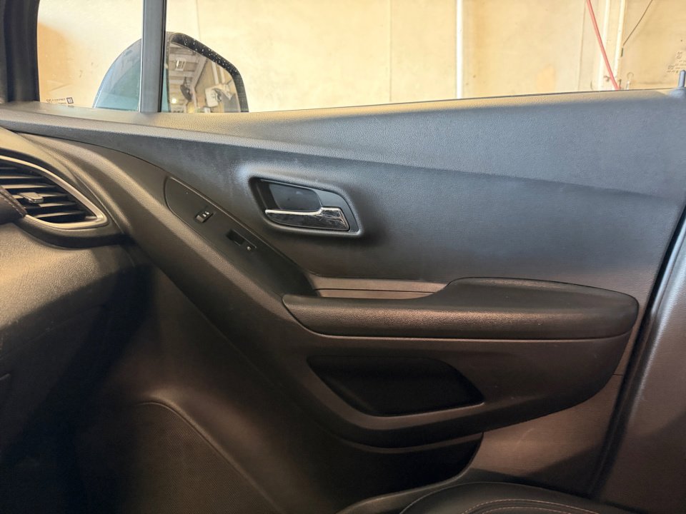 Used 2021 Chevrolet Trax LT FWD image 35