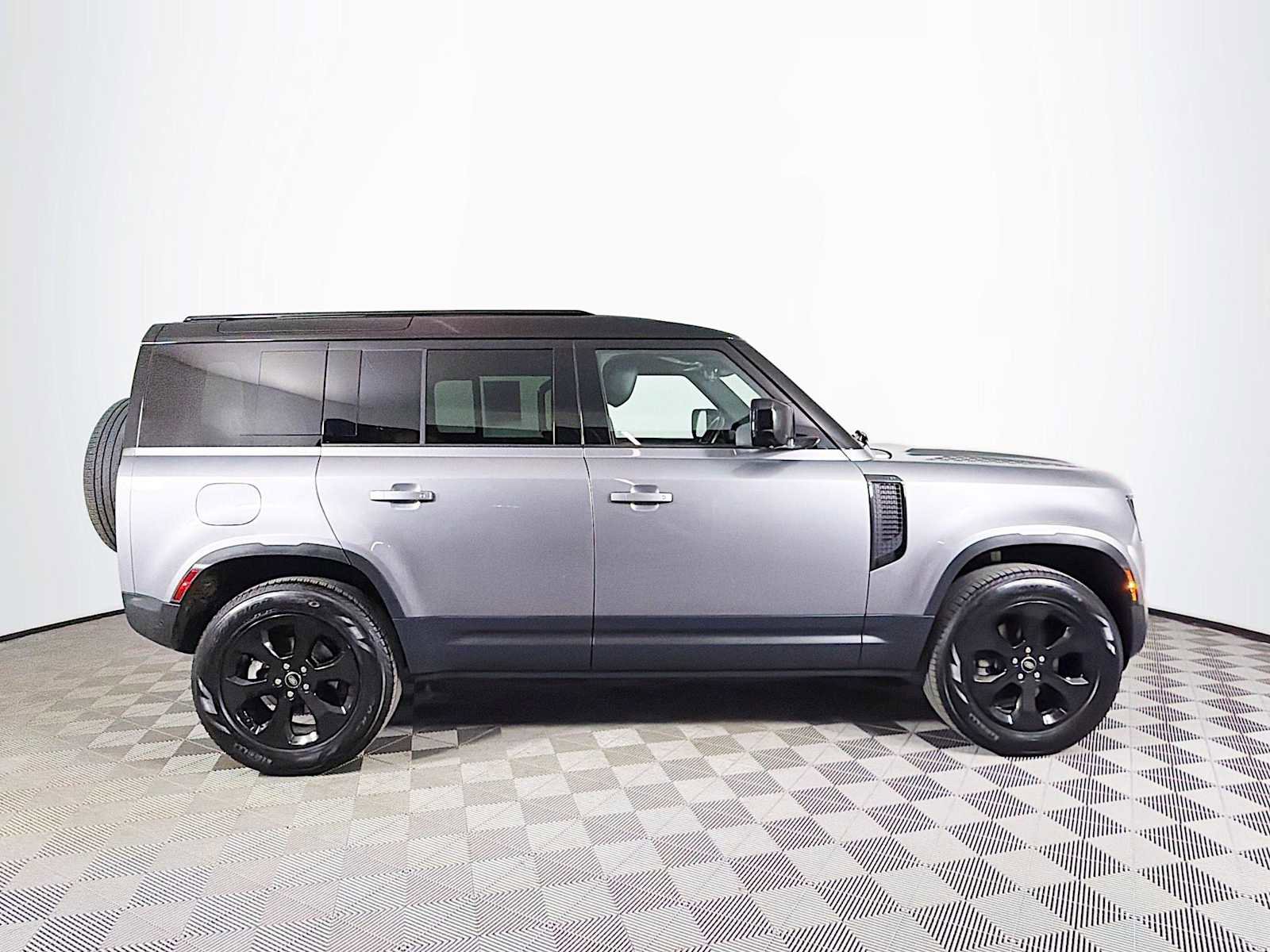 Used 2022 Land Rover Defender 110 S AWD/4WD image 4