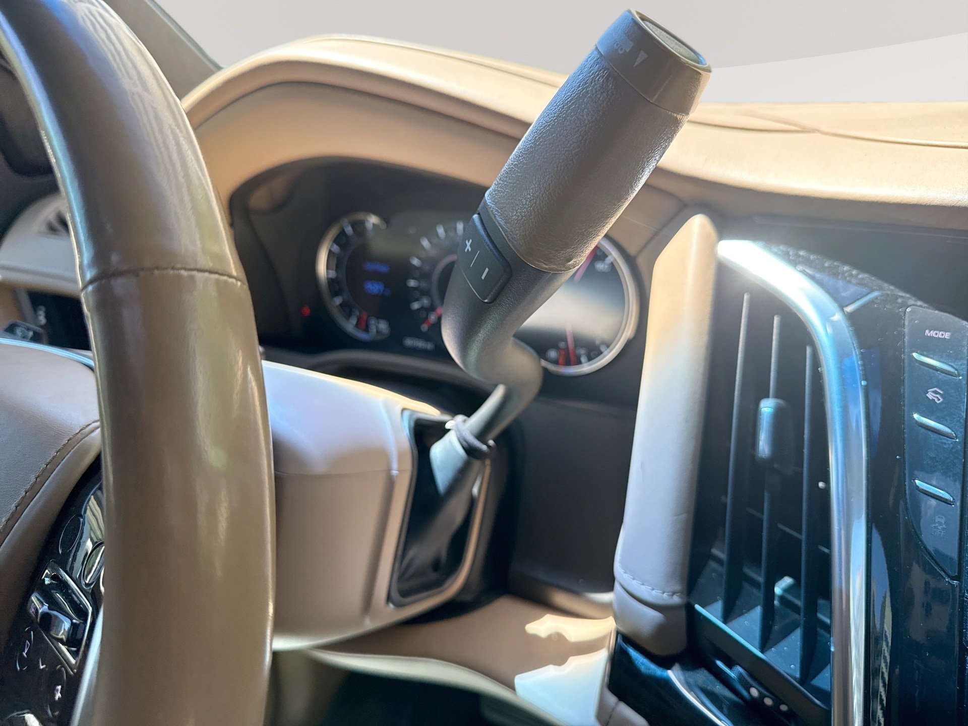 Used 2018 Cadillac Escalade ESV Platinum AWD/4WD image 22