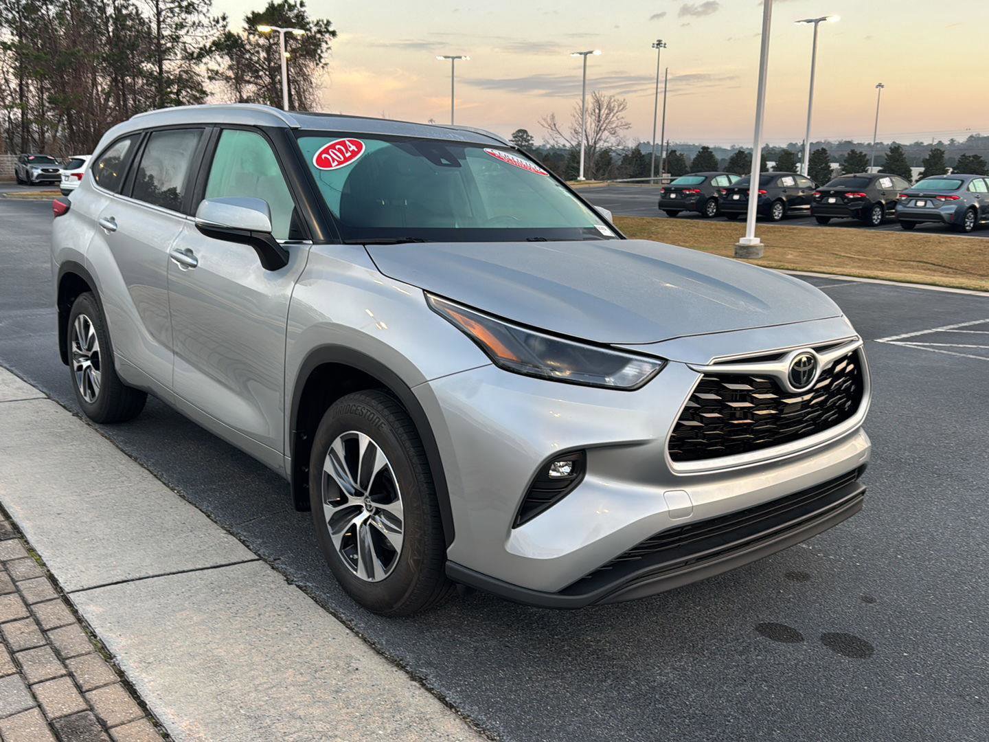 Used 2024 Toyota Highlander XLE image 6