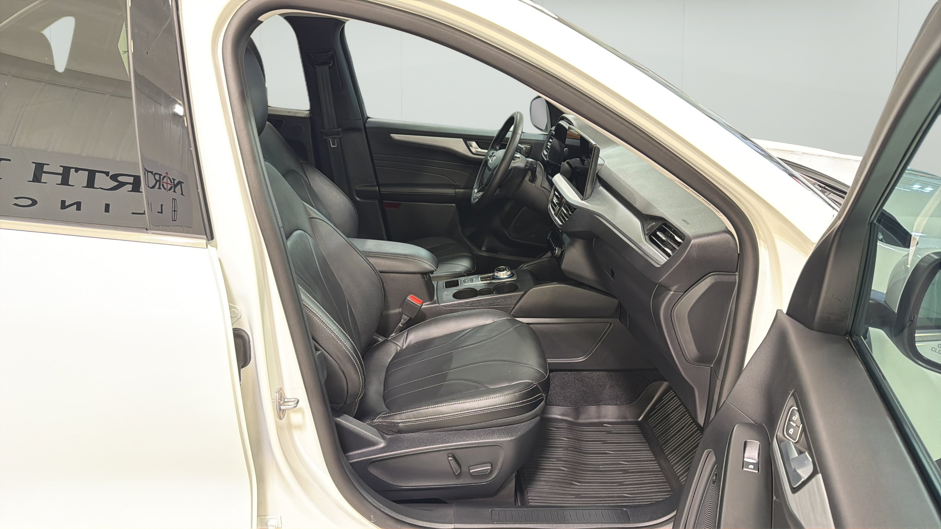 Used 2025 Ford Escape Platinum w/ Premium Technology Package AWD/4WD image 25