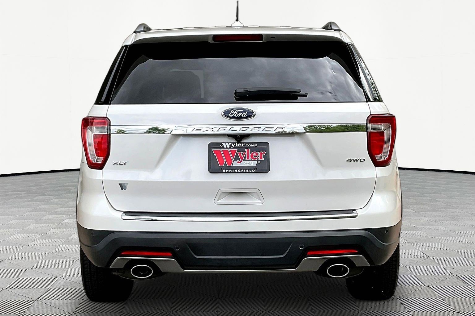 Used 2018 Ford Explorer XLT AWD/4WD image 5