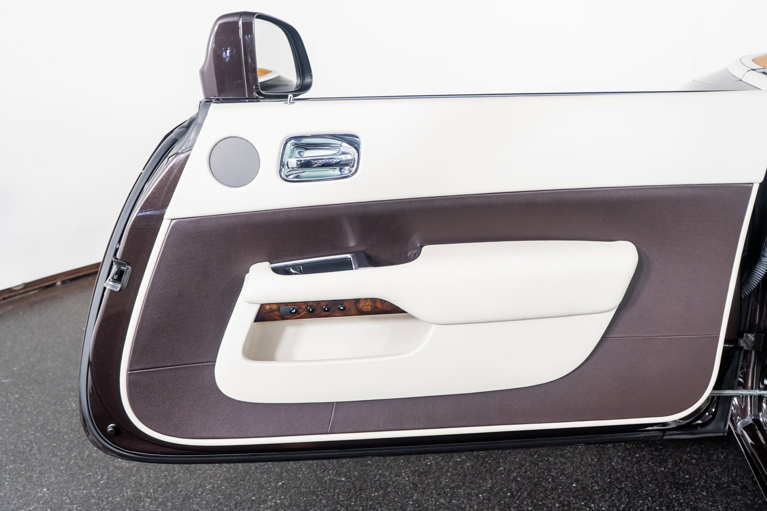 Used 2017 Rolls-Royce Dawn image 35