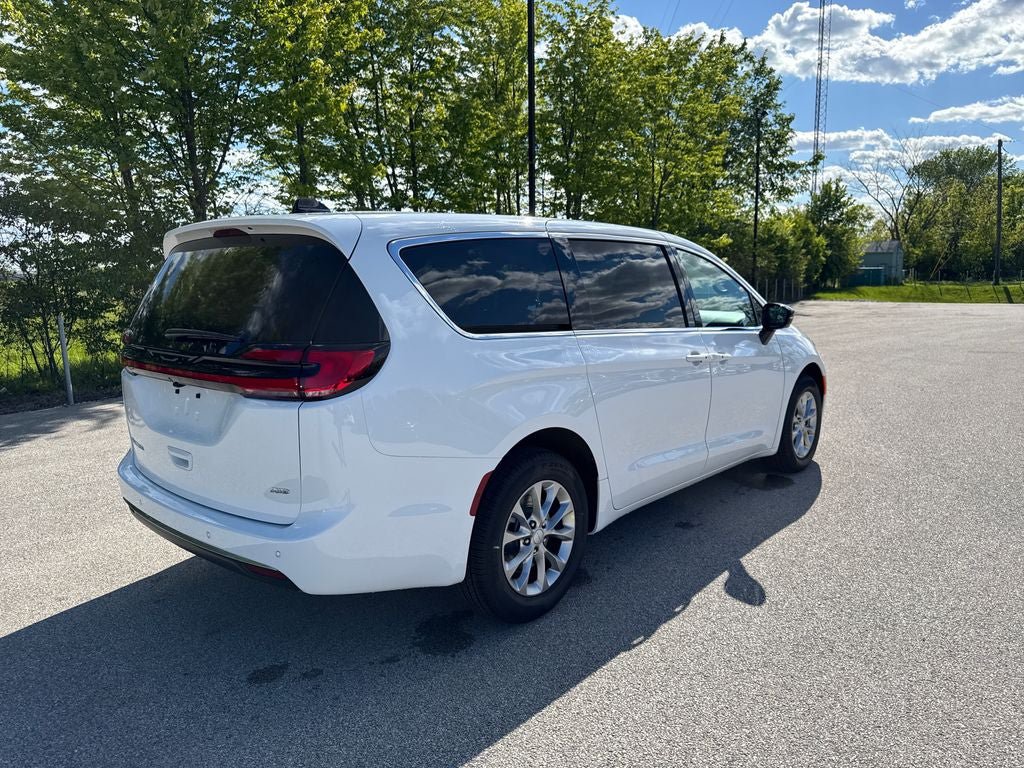 New 2027 Chrysler Pacifica Select AWD/4WD image 6
