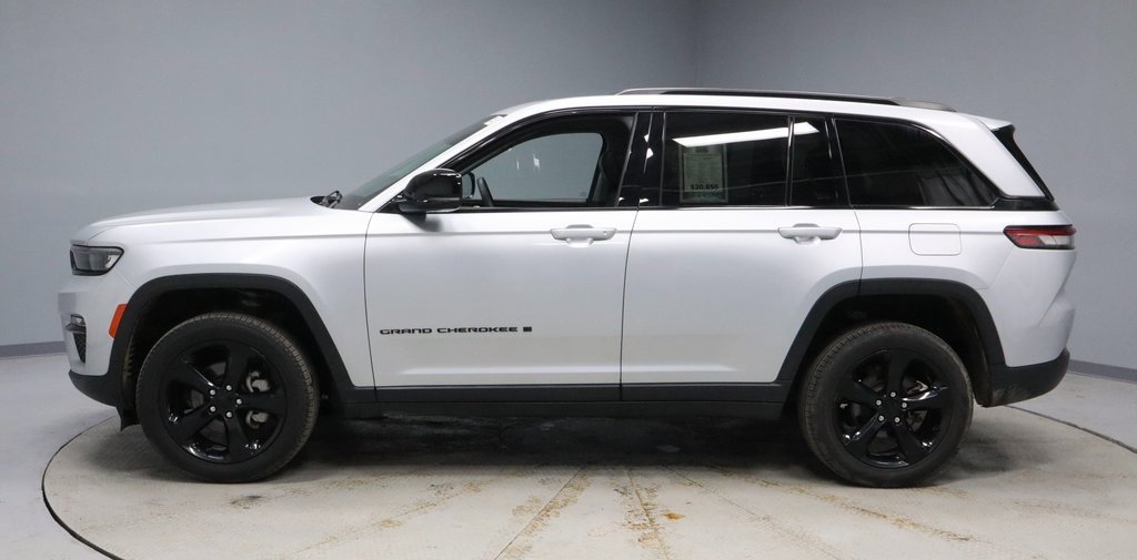 Used 2023 Jeep Grand Cherokee Limited w/ Black Appearance Package image 8