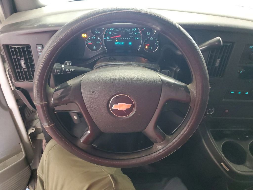 Used 2010 Chevrolet Express 1500 RWD image 2