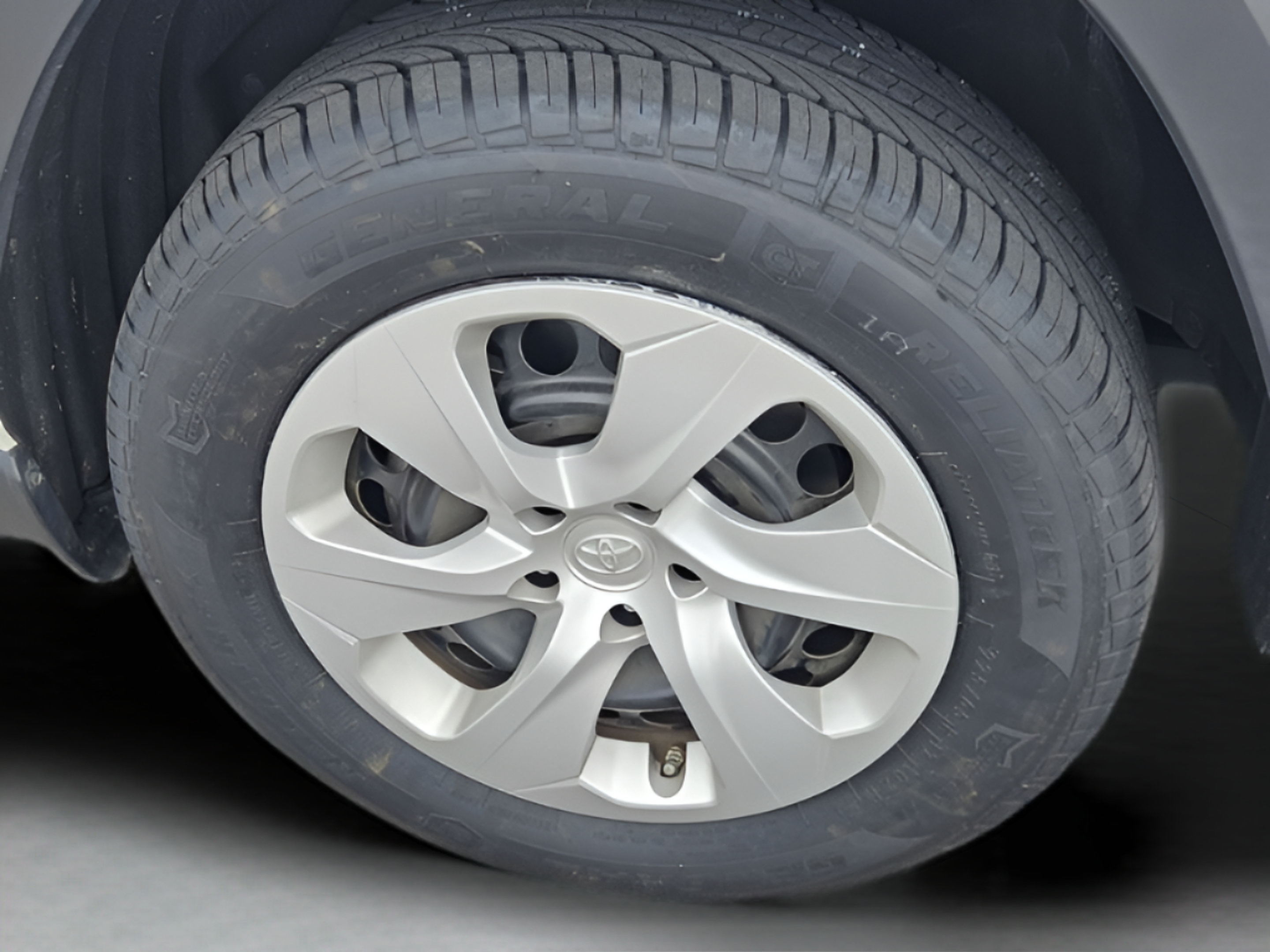 Used 2023 Toyota RAV4 LE AWD/4WD image 27