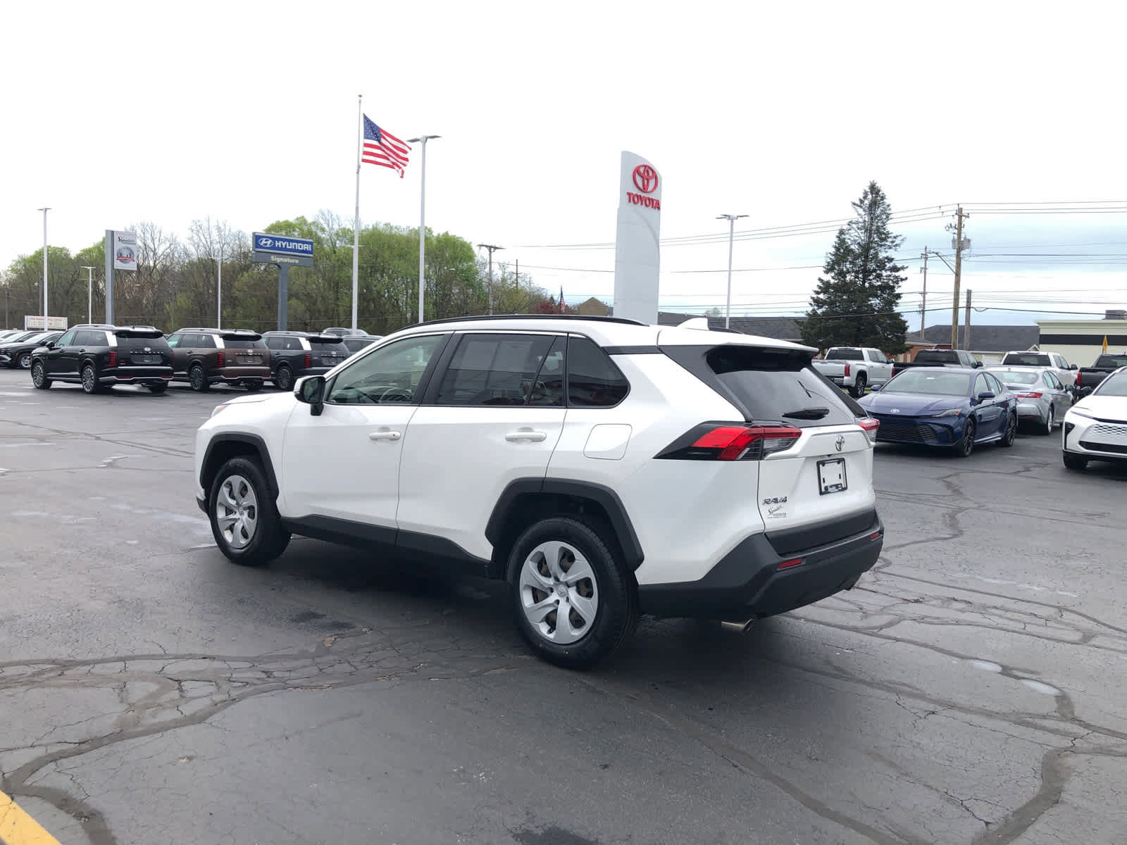 Used 2021 Toyota RAV4 LE AWD/4WD image 3