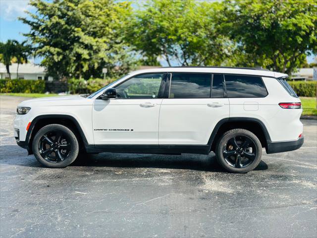 Used 2023 Jeep Grand Cherokee L Limited w/ Black Appearance Package RWD image 4
