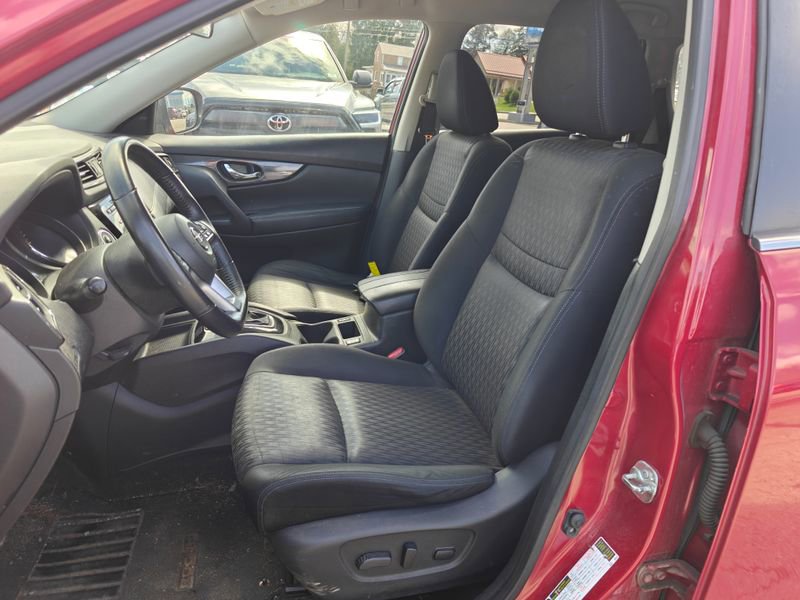 Used 2017 Nissan Rogue SV image 9