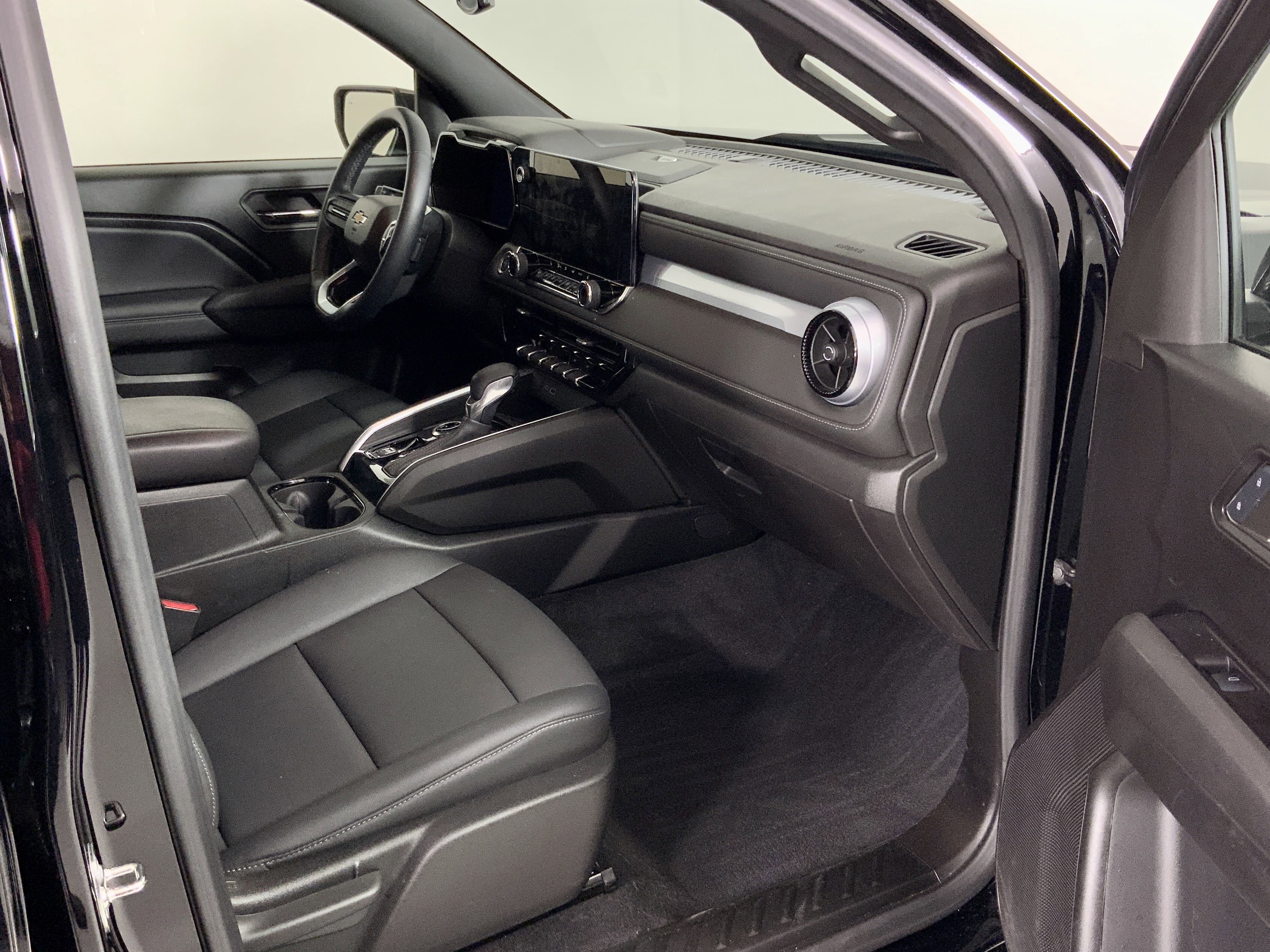 Used 2024 Chevrolet Colorado LT w/ LT Convenience Package III image 23